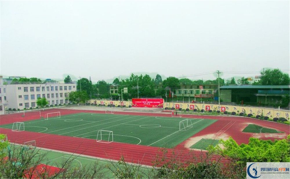 青白江中學(xué)一學(xué)期的學(xué)費(fèi)是多少？
