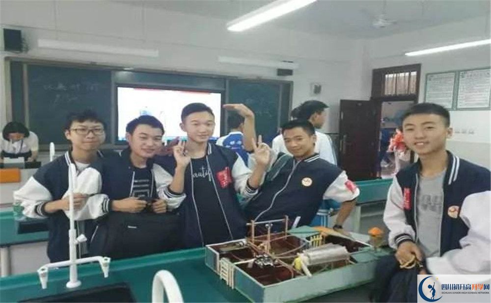 賈家中學(xué)一學(xué)期的學(xué)費(fèi)是多少？