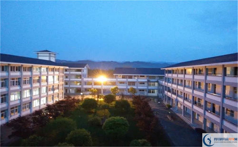 平樂(lè)中學(xué)一學(xué)期的學(xué)費(fèi)是多少？