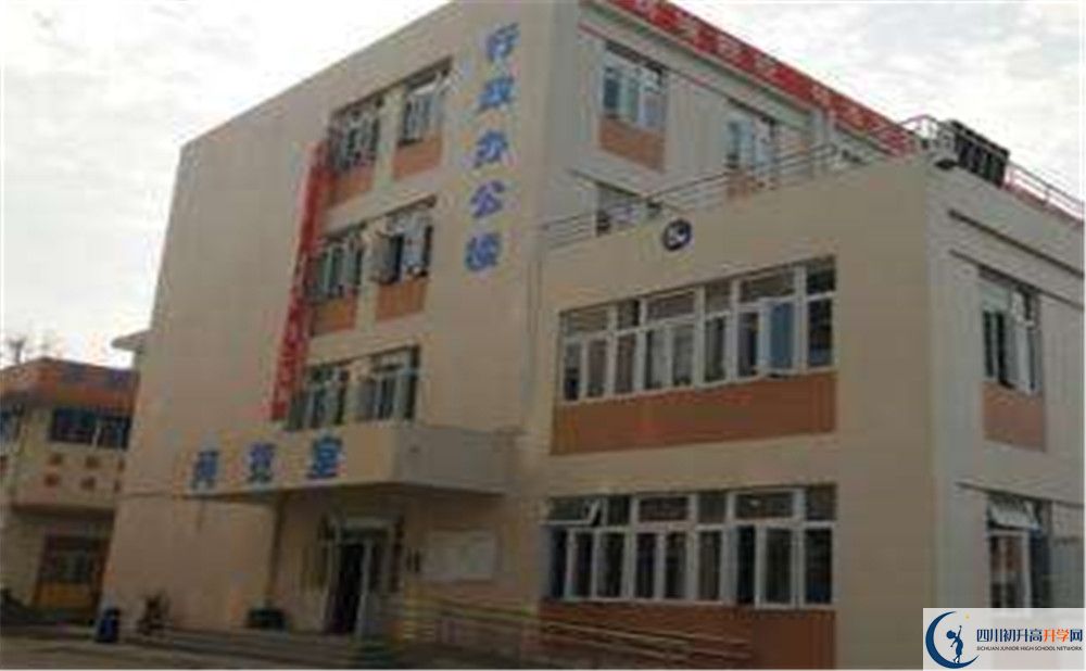 蜀城中學(xué)一學(xué)期的學(xué)費(fèi)是多少？
