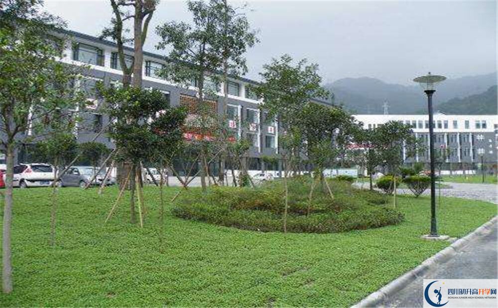 上都江堰中學的分數(shù)線是多少分？
