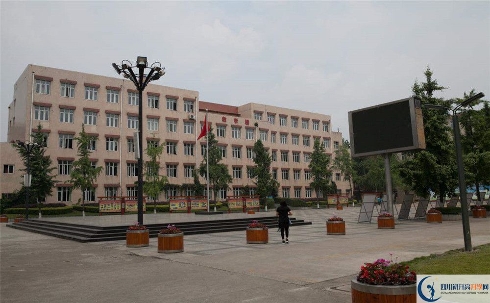 考成都西藏中學(xué)的分?jǐn)?shù)線是多少？