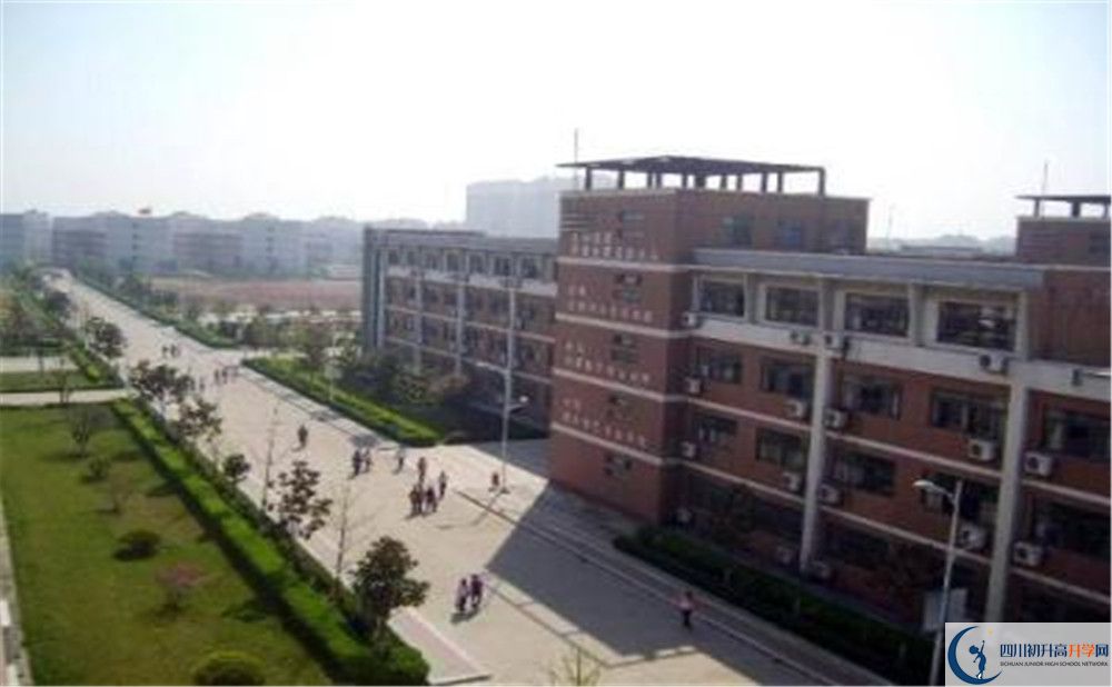 都江堰中學(xué)的學(xué)費(fèi)一期是多少？