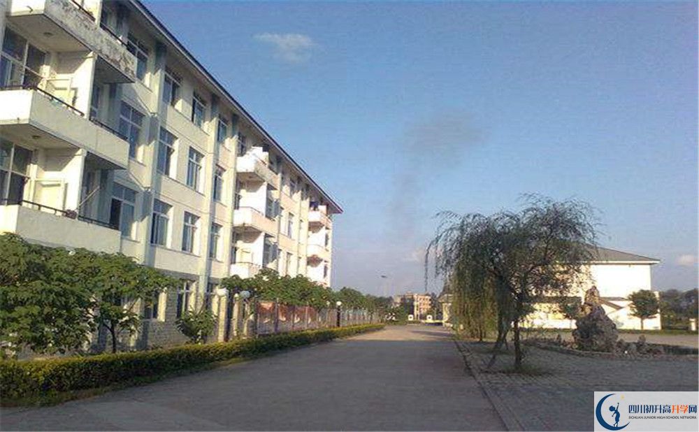 淮口中學(xué)的學(xué)費一期是多少？