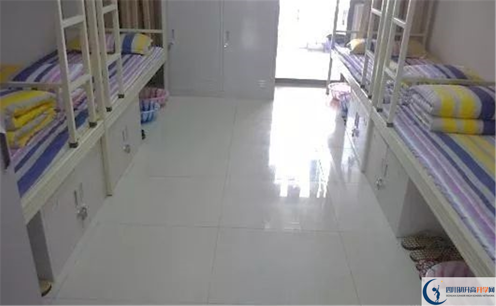 成都市第三中學(xué)住宿費(fèi)用是多少？