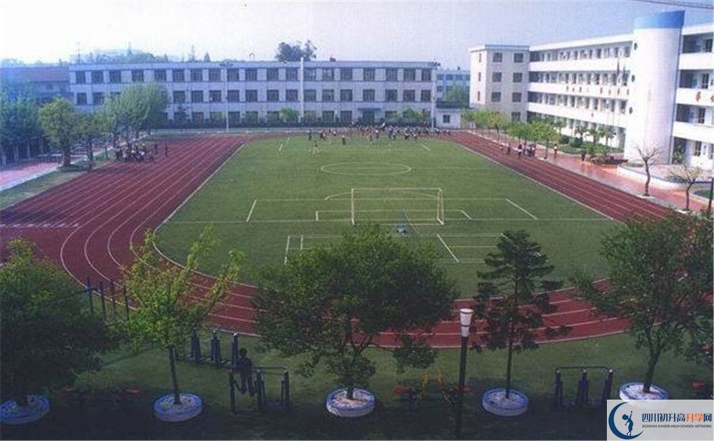 成都成飛中學(xué)住宿費(fèi)用是多少錢？
