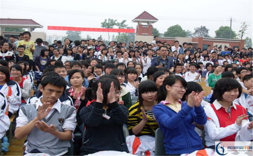 敖平中學(xué)住宿費(fèi)用是多少錢？