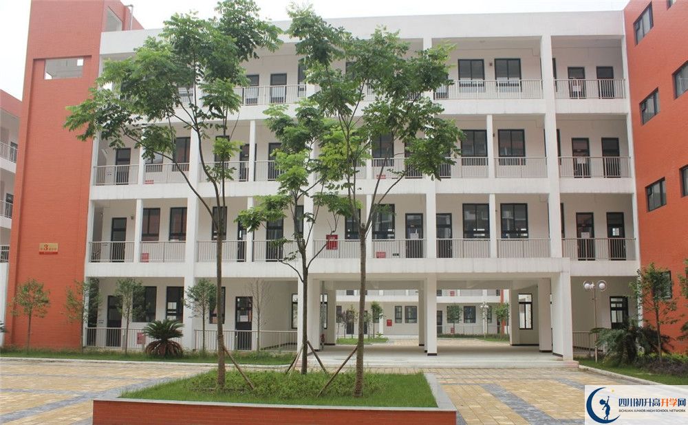 金堂中學住宿費用是多少？