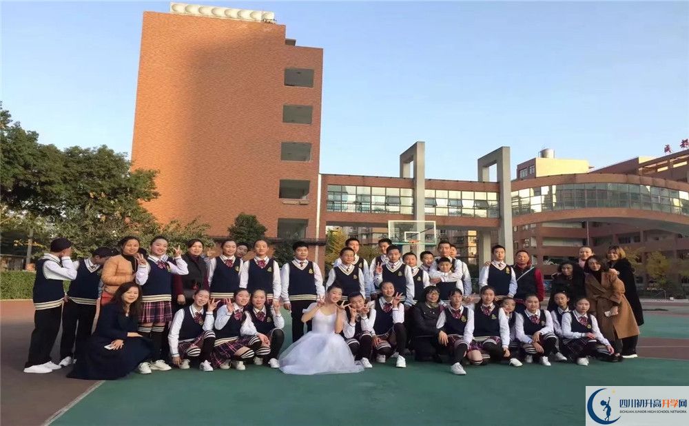 成都十二中（四川大學(xué)附屬中學(xué)）是私立收費(fèi)嗎？