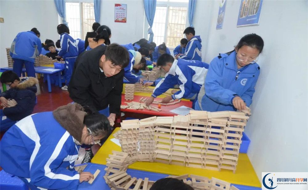 成都華西中學(xué)實(shí)驗(yàn)班人數(shù)是多少？