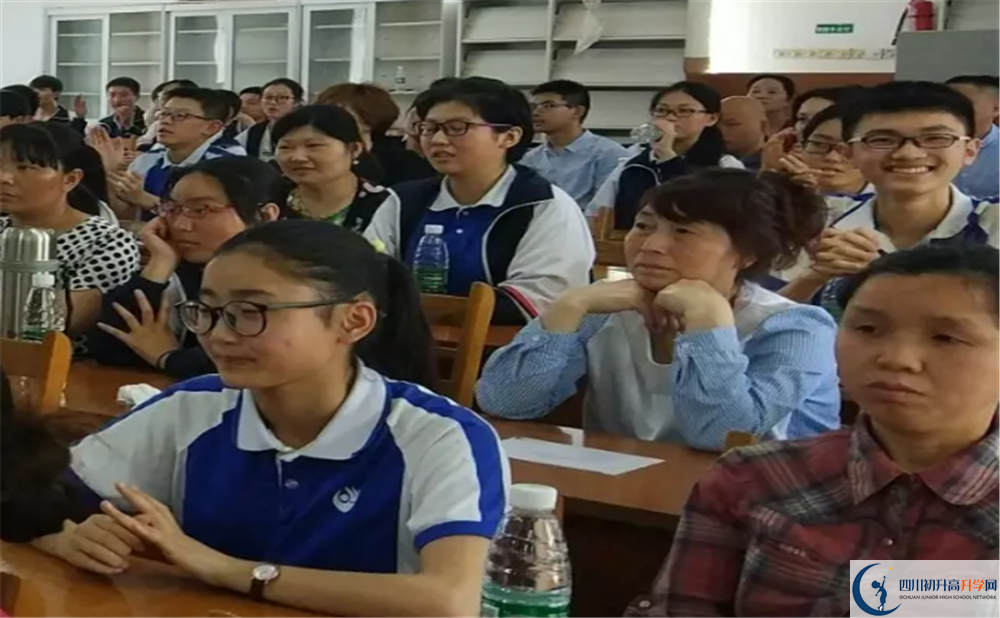 郫縣三中是私立收費(fèi)嗎？