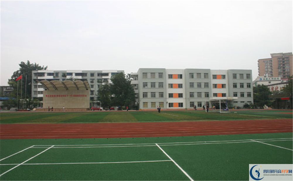 成都鐵路中學(xué)實驗班學(xué)費(fèi)貴嗎？