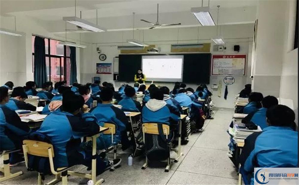 新都一中高中分班考試難嗎？