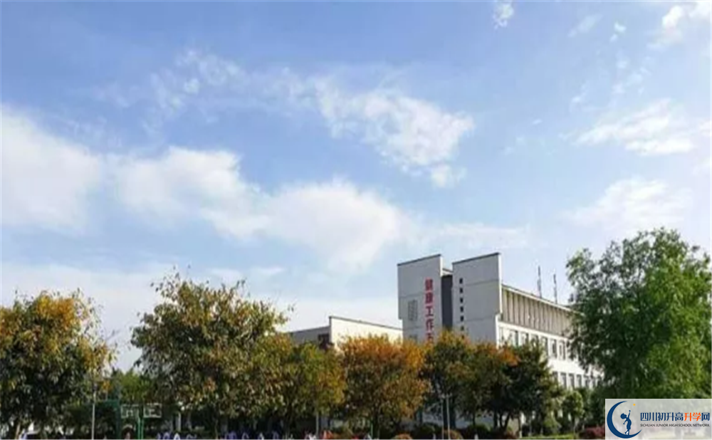 石室白馬中學(xué)實(shí)驗(yàn)班學(xué)費(fèi)貴嗎？