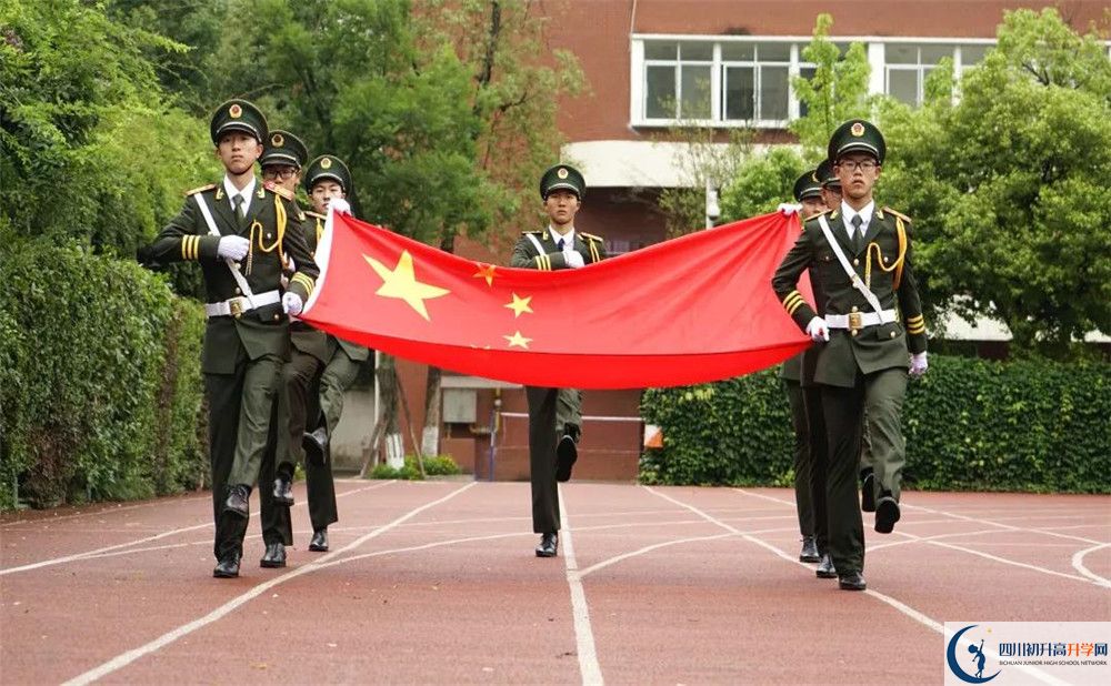 成都七中八一學(xué)校在校學(xué)生總?cè)藬?shù)是多少？