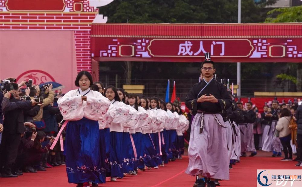 成都七中萬達學校在校學生總人數(shù)是多少？