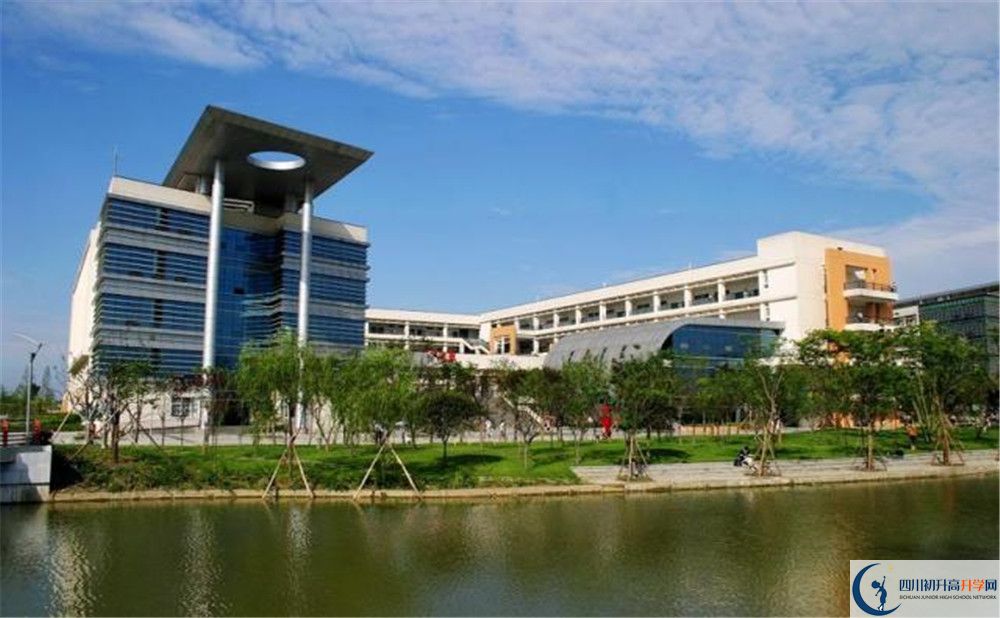 西南交通大學附屬中學在校學生總?cè)藬?shù)是多少？