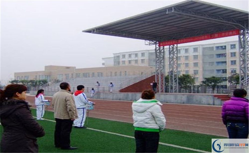 電子科技大學實驗中學在校學生總人數(shù)是多少？