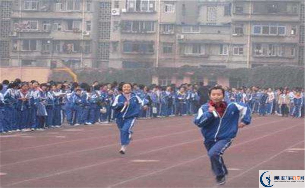 成都新世紀(jì)外國(guó)語(yǔ)學(xué)校在校學(xué)生總?cè)藬?shù)是多少？