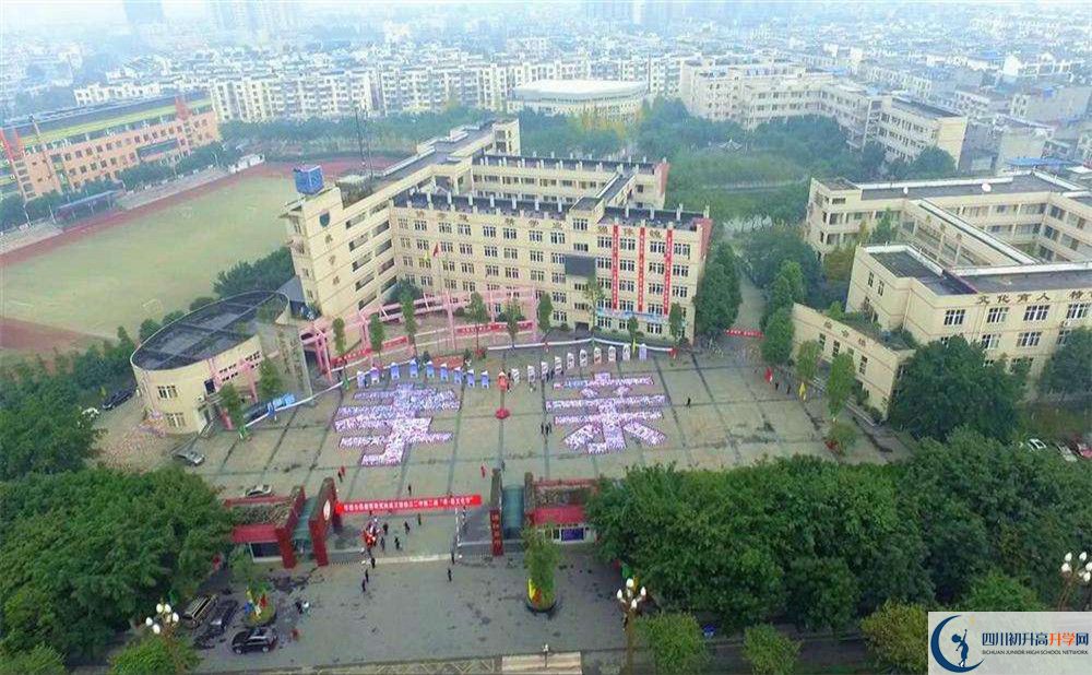 溫江二中在校學生總?cè)藬?shù)是多少？