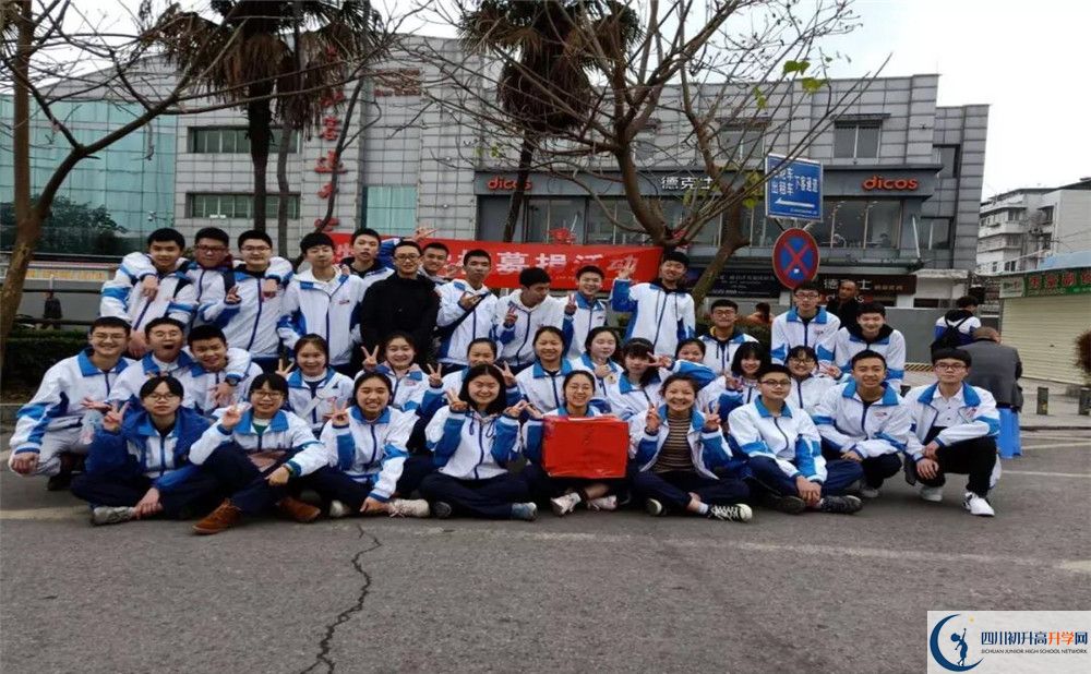 彭州中學在校學生總人數(shù)是多少？