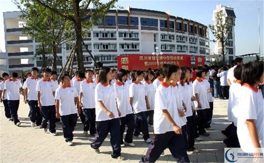 都江堰中學(xué)在校學(xué)生總?cè)藬?shù)是多少？