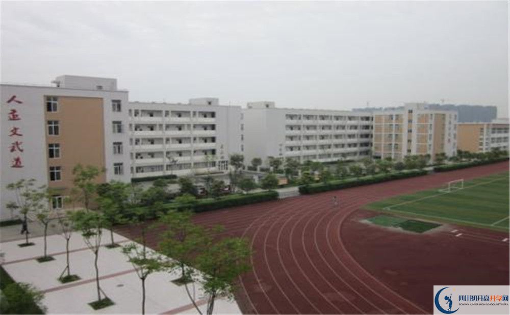 郫縣一中在校學(xué)生總?cè)藬?shù)是多少？