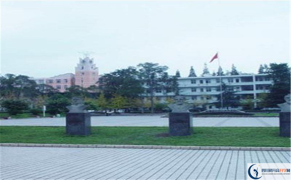 郫縣二中在校學(xué)生總?cè)藬?shù)是多少？