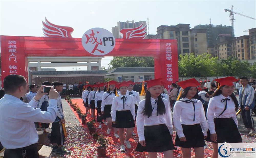 淮口中學(xué)在校學(xué)生總?cè)藬?shù)是多少？
